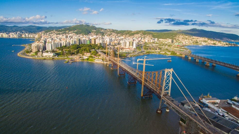 Cozinha contemporânea usada como apoio para serviço de fogão de indução