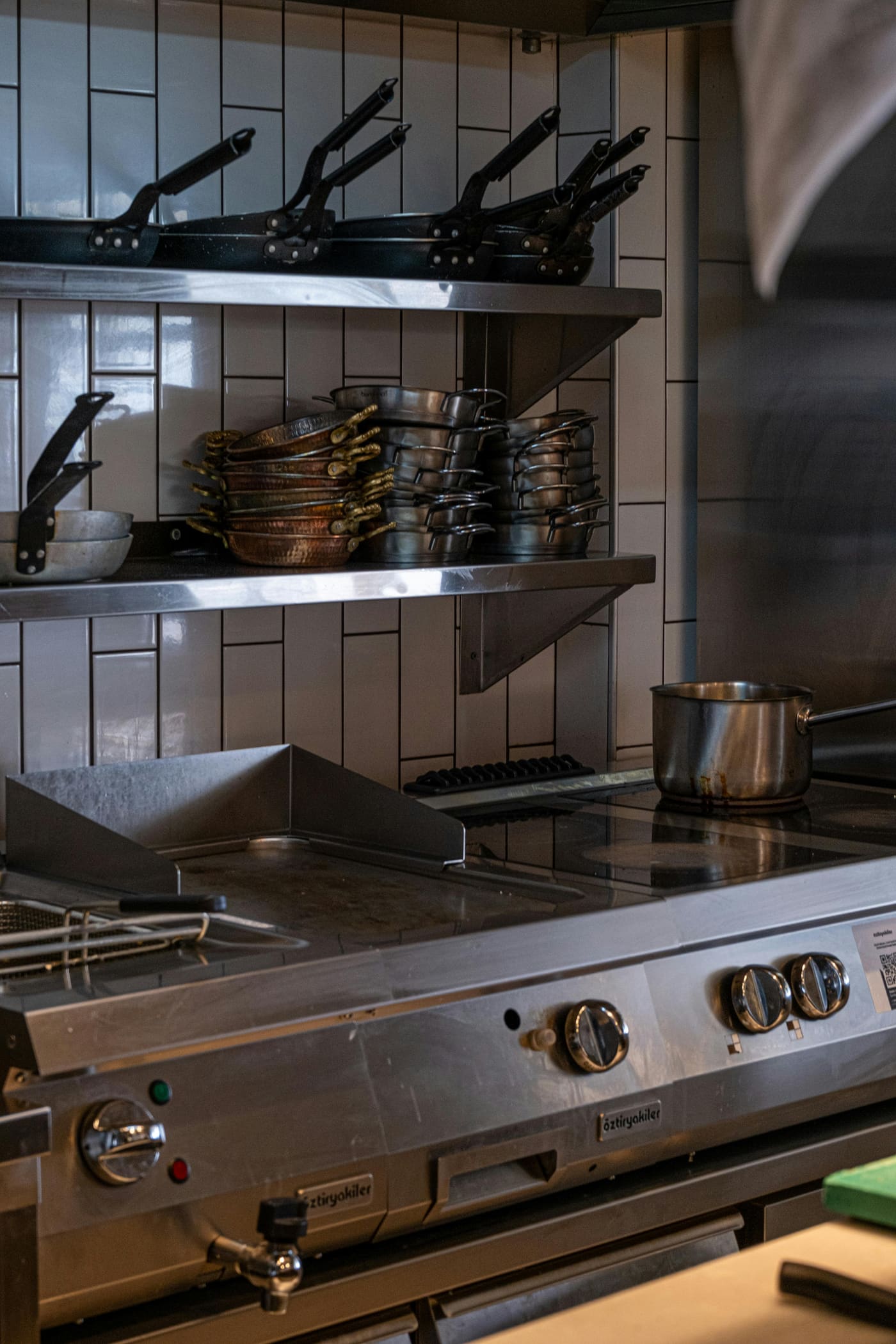 Fogão industrial em cozinha profissional com estrutura em inox